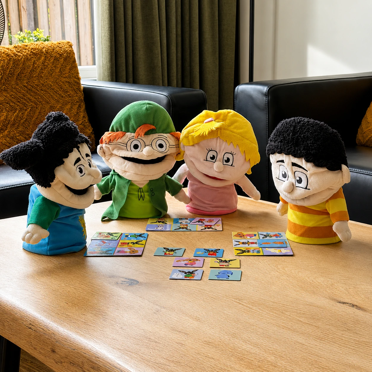 Foto in de woonkamer met het gezelschapspel Lotto met de handpoppen van de methode.